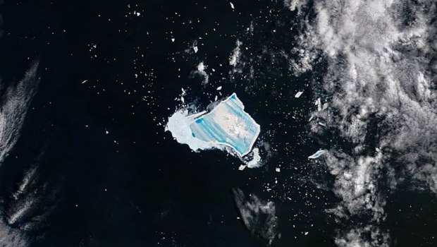 «Ανατριχιαστική Μεταμόρφωση: Το Πρώην Μεγαλύτερο Παγόβουνο του Κόσμου Λιώνει και Γίνεται Μπλε!»