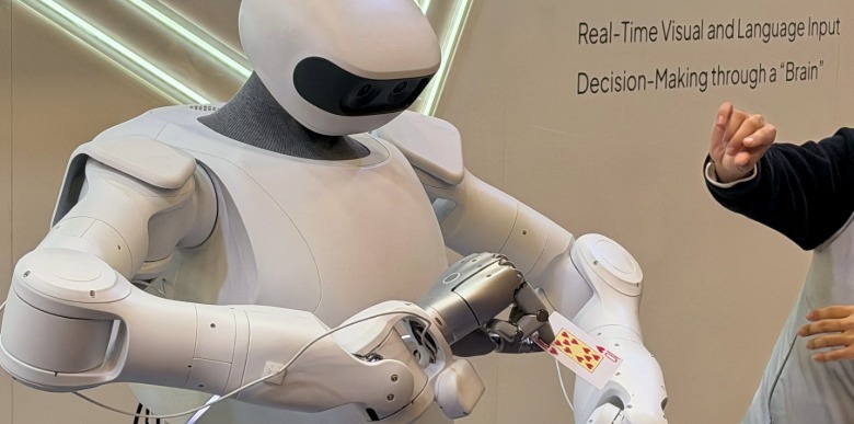 Τα ανθρωποειδή ρομπότ δεν θα σας αντικαταστήσουν ακόμα, αλλά προσπαθούν Ρομπότ που παίζει Blackjack στην CES 2026