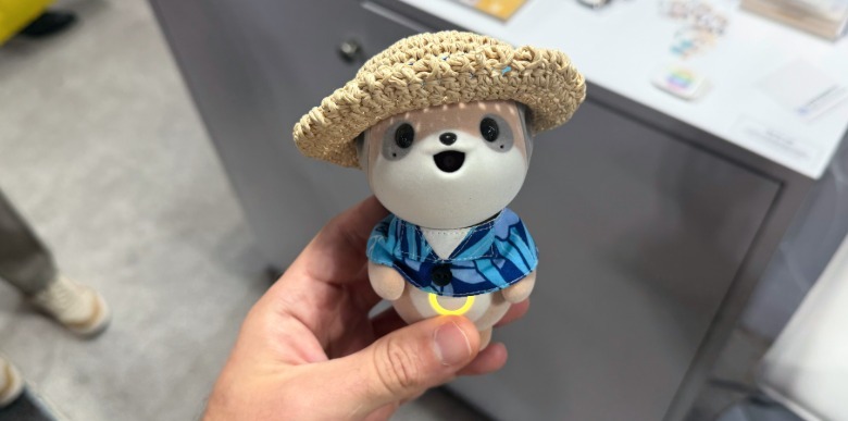 Η Ημέρα 1 της CES 2026 αφορά χρήσιμους συντρόφους τεχνολογίας και τεχνητής νοημοσύνης Φιγούρα συντρόφου Poketomo AI στο χέρι