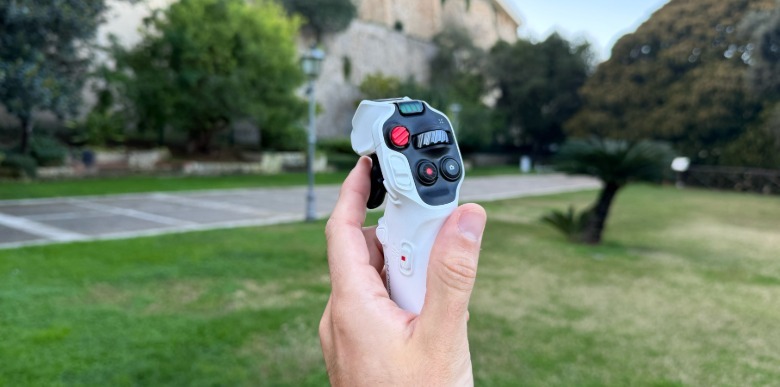 Antigravity A1 8K 360 Drone Review: Record First, Frame Later Αντιβαρύτητα A1 Grip Controller