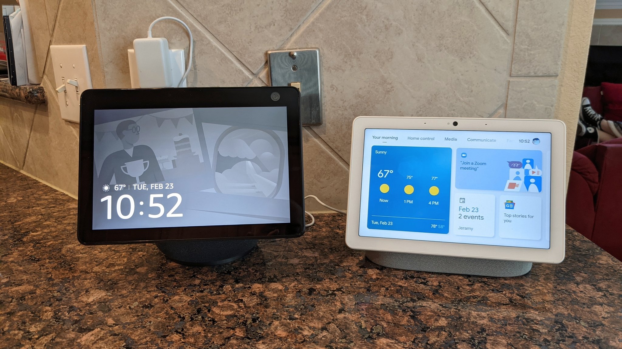Echo Show 10 (δεξιά) και Nest Hub Max (αριστερά)