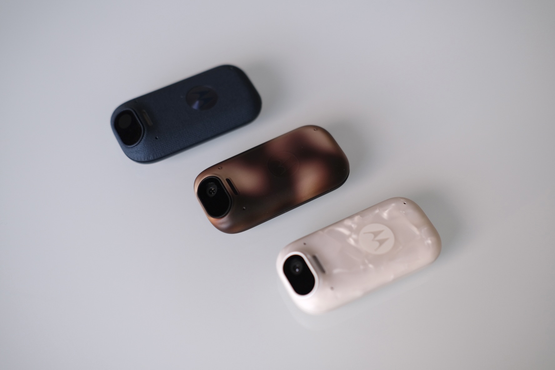 Συνοδευτική συσκευή Motorola AI σε διάφορα χρώματα