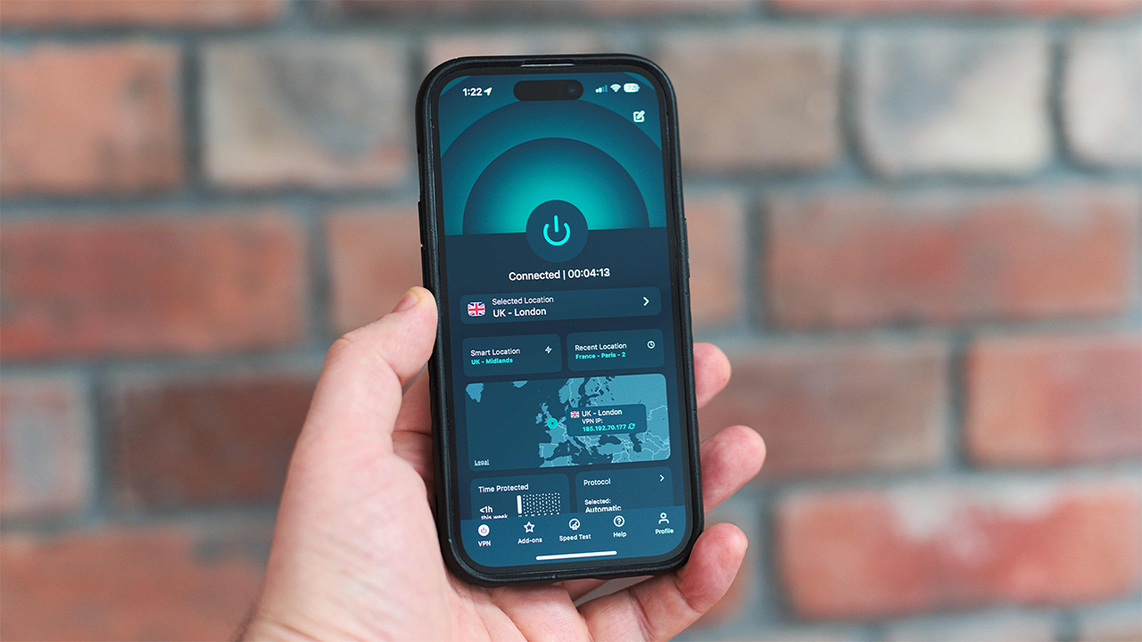 Χέρι που κρατά ένα iPhone με την εφαρμογή ExpressVPN ανοιχτή στην αρχική του σελίδα και σε σκοτεινή λειτουργία