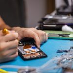 Το μεγάλο λάθος που κάνουν οι DIYers που μπορούν να καταστρέψουν το φορητό υπολογιστή ή το τηλέφωνό σας