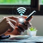 Πείτε αντίο στο αδιάφορο Wi-Fi με αυτήν την επιδιόρθωση DIY που χρησιμοποιεί το παλιό σας smartphone