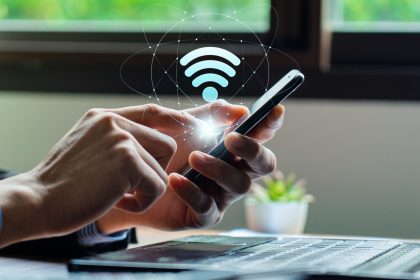 Πείτε αντίο στο αδιάφορο Wi-Fi με αυτήν την επιδιόρθωση DIY που χρησιμοποιεί το παλιό σας smartphone