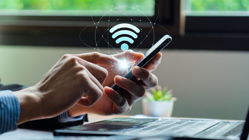 Πείτε αντίο στο αδιάφορο Wi-Fi με αυτήν την επιδιόρθωση DIY που χρησιμοποιεί το παλιό σας smartphone