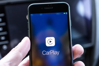 Μπορείτε να προσθέσετε το Apple CarPlay στο αυτοκίνητό σας με αυτό το ασύρματο αξεσουάρ «Plug And Play».