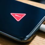 Ούτε στο κομοδίνο σας ούτε στο κρεβάτι — Εδώ είναι το καλύτερο μέρος για να φορτίσετε το τηλέφωνό σας