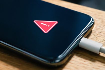 Ούτε στο κομοδίνο σας ούτε στο κρεβάτι — Εδώ είναι το καλύτερο μέρος για να φορτίσετε το τηλέφωνό σας