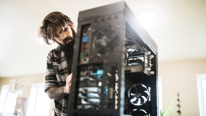 Αυτό το DIY μετατρέπει έναν παλιό υπολογιστή σε τακτοποιημένο χώρο αποθήκευσης στο σπίτι