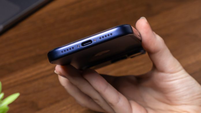 Πείτε αντίο στις σκονισμένες θύρες φόρτισης με αυτό το απλό κόλπο καθαρισμού