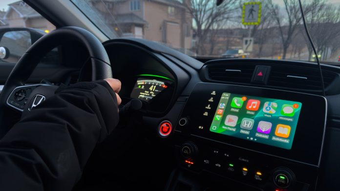 Μπορεί το Apple CarPlay να κάνει το αυτοκίνητό σας ασφαλέστερο; Να τι λένε οι μελέτες