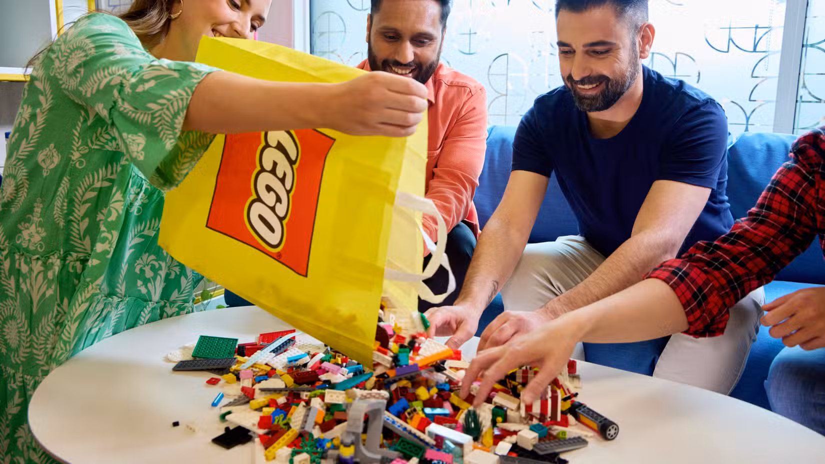 Μια προωθητική εικόνα που δείχνει ανθρώπους να κατασκευάζουν Lego