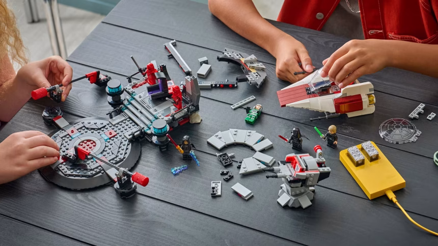 Το έξυπνο τούβλο της Lego κάνει ένα X-Wing να ακούγεται σαν ένα X-Wing και δεν χρειάζεται καμία εφαρμογή για να το πετάξετε