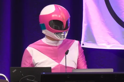 «Σοκαριστικές στιγμές: Χακτιβίστρια ΔΙΑΓΡΑΦΕΙ ΡΑΤΣΙΣΤΙΚΕΣ ΙΣΤΟΣΕΛΙΔΕΣ ΖΩΝΤΑΝΑ ΣΕ ΣΥΝΕΔΡΙΟ – Το βίντεο που θα σας αφήσει άναυδους!»