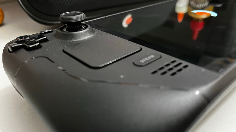 Κοντινό πλάνο των χειριστηρίων του Steam Deck και της επιφάνειας αφής.