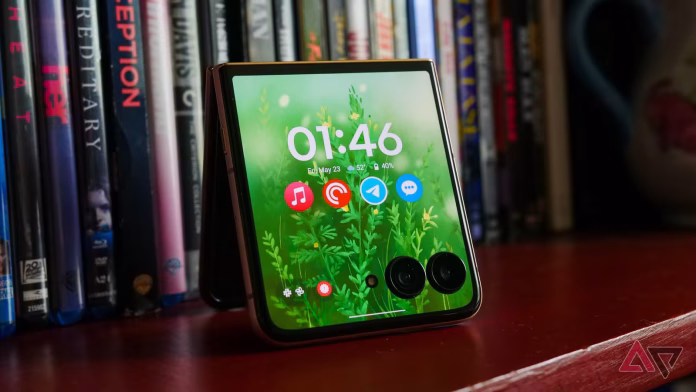 Το καλύτερο αναδιπλούμενο της Motorola μόλις έγινε καλύτερο και τώρα έρχεται με ένα δωρεάν smartwatch και ακουστικά ANC