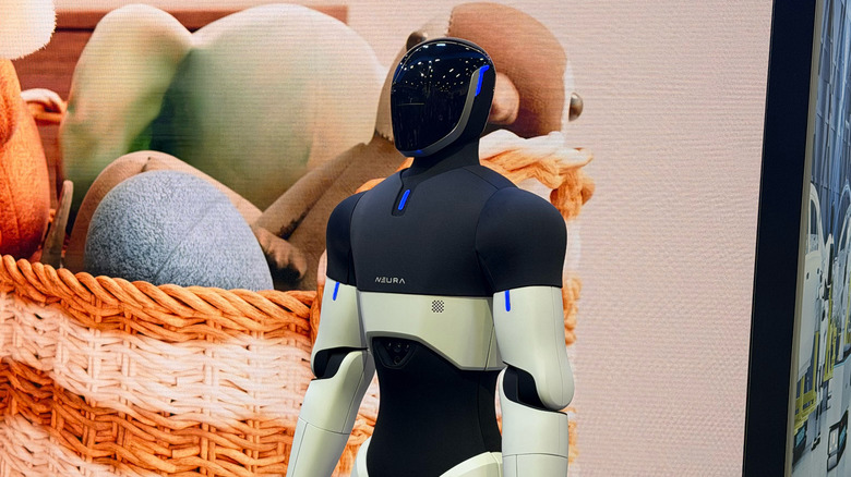 Το ανθρωποειδές ρομπότ Gen 3.5 της Neura 4NE1 στέκεται ακίνητο στην CES 2026