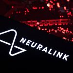 «Neuralink: Έρχεται Επανάσταση με Μαζική Παραγωγή Εγκεφαλικών Εμφυτευμάτων από το 2026 – Μην το Χάσεις!»