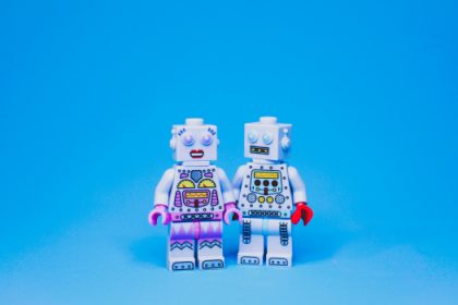 «Ανατροπή: Γιατί ούτε η τεχνητή νοημοσύνη μπορεί να αντικαταστήσει τον αληθινό φίλο ή σύντροφο!»