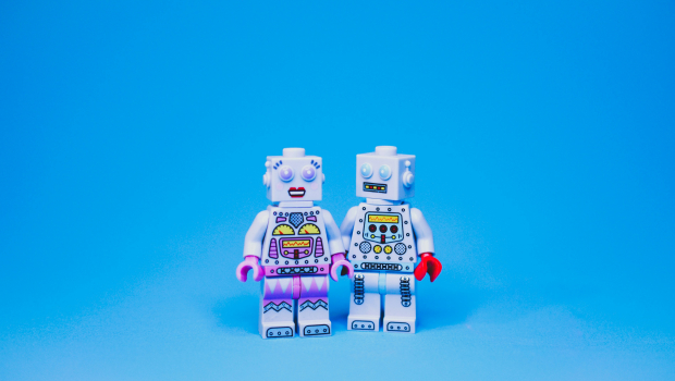 «Ανατροπή: Γιατί ούτε η τεχνητή νοημοσύνη μπορεί να αντικαταστήσει τον αληθινό φίλο ή σύντροφο!»