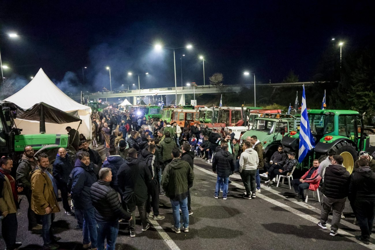 «Σφοδρή Σύγκρουση στα Μπλόκα: Το Μαξίμου Τραβάει τα Χείλη και οι Αγρότες Αντεπιτίθενται με 48ωρους Αποκλεισμούς!»