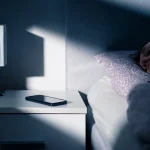 «Η Κρυφή Αλήθεια: Γιατί το Κινητό στο Υπνοδωμάτιο Μπορεί να Καταστρέψει τον Ύπνο σου!»