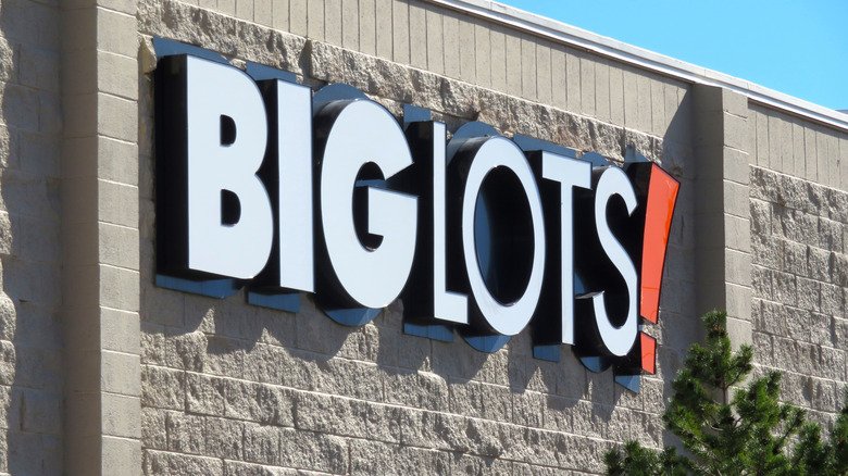 Το λογότυπο Big Lots στο εξωτερικό ενός καταστήματος