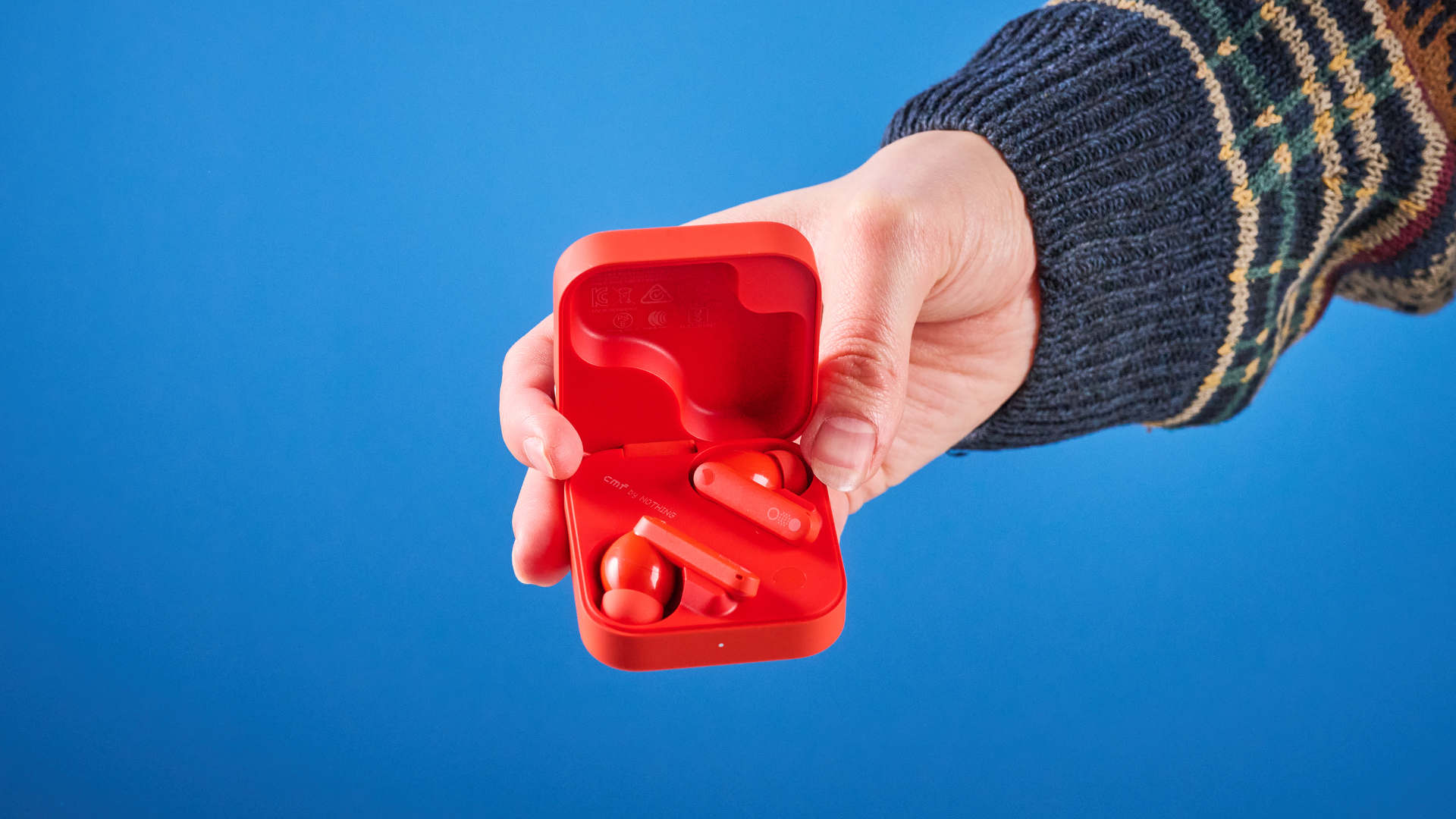 το τίποτα cmf buds pro 2 cmf από το τίποτα buds pro 2 σε έντονο πορτοκαλί που εμφανίζεται στη θήκη φόρτισης έξυπνου επιλογέα σε φόντο μπλε οδηγό Tom's