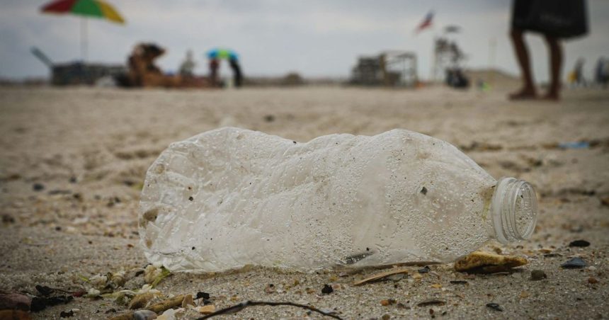 Προσοχή! Αυτή η κοινή συνήθεια με τα πλαστικά μπουκάλια μπορεί να θέσει την υγεία σας σε κίνδυνο!