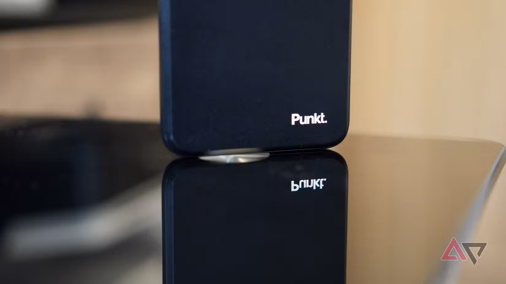 Το λογότυπο Punkt στο πίσω μέρος ενός τηλεφώνου