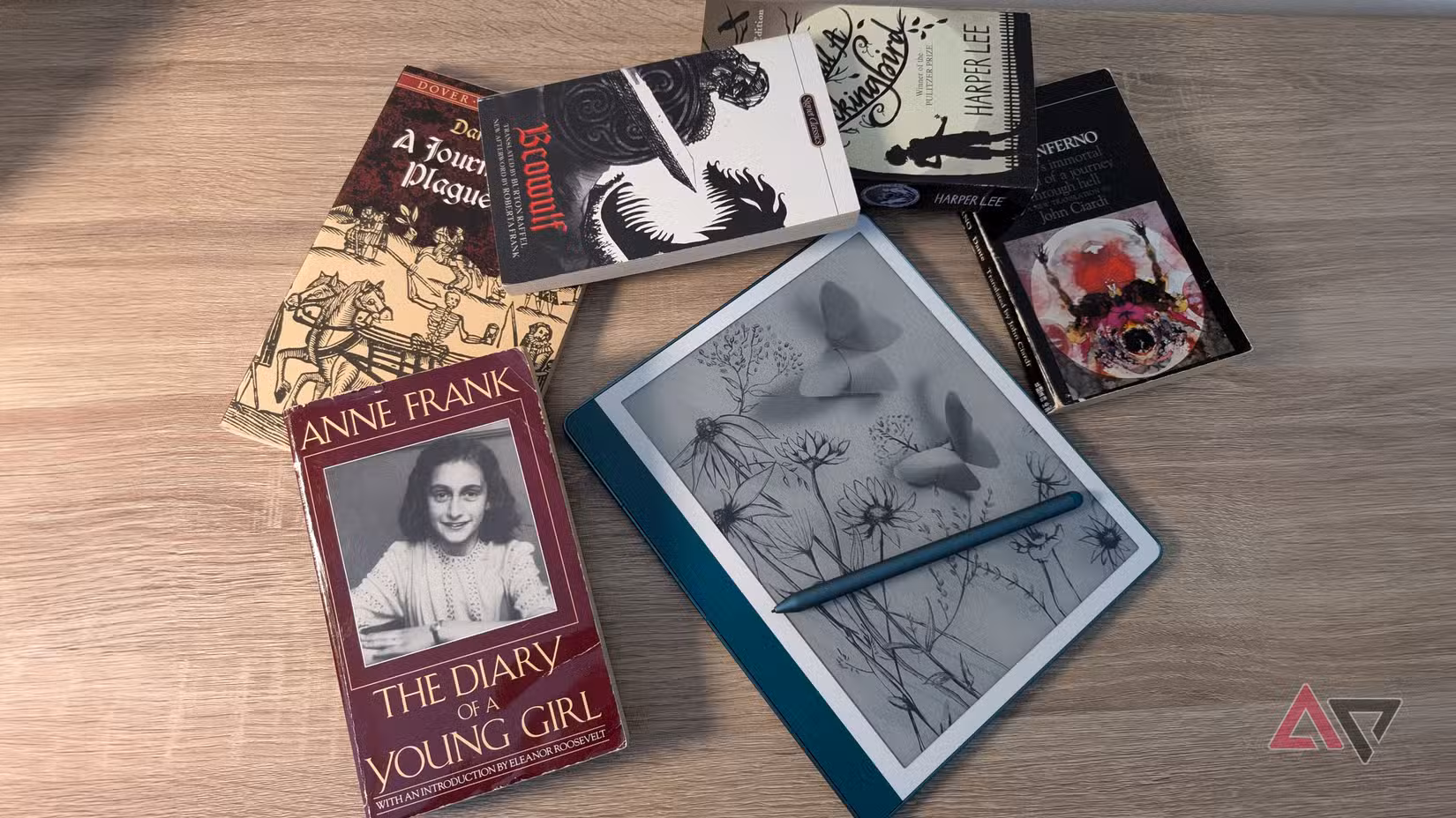 The Emerald Kindle Scribe (2024) που περιβάλλεται από την κλασική λογοτεχνία