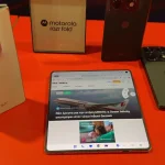 Ανακαλύψτε το Razr Fold: Η Motorola Εισβάλει Στον Κόσμο των Foldables "Book" με Επαναστατική Qira AI και 2K Οθόνη!