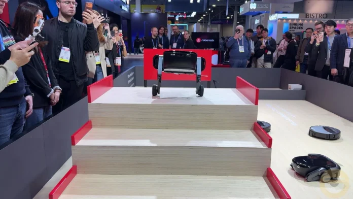 «Αυτή η ρομπότ-σκούπα μπορεί να ανέβει σκάλες - Η Roborock μας δείχνει το μέλλον στη CES!»