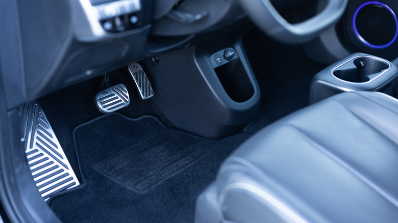 γκάζι, φρένο και νεκρό πεντάλ στο σκοτεινό εσωτερικό του αυτοκινήτου