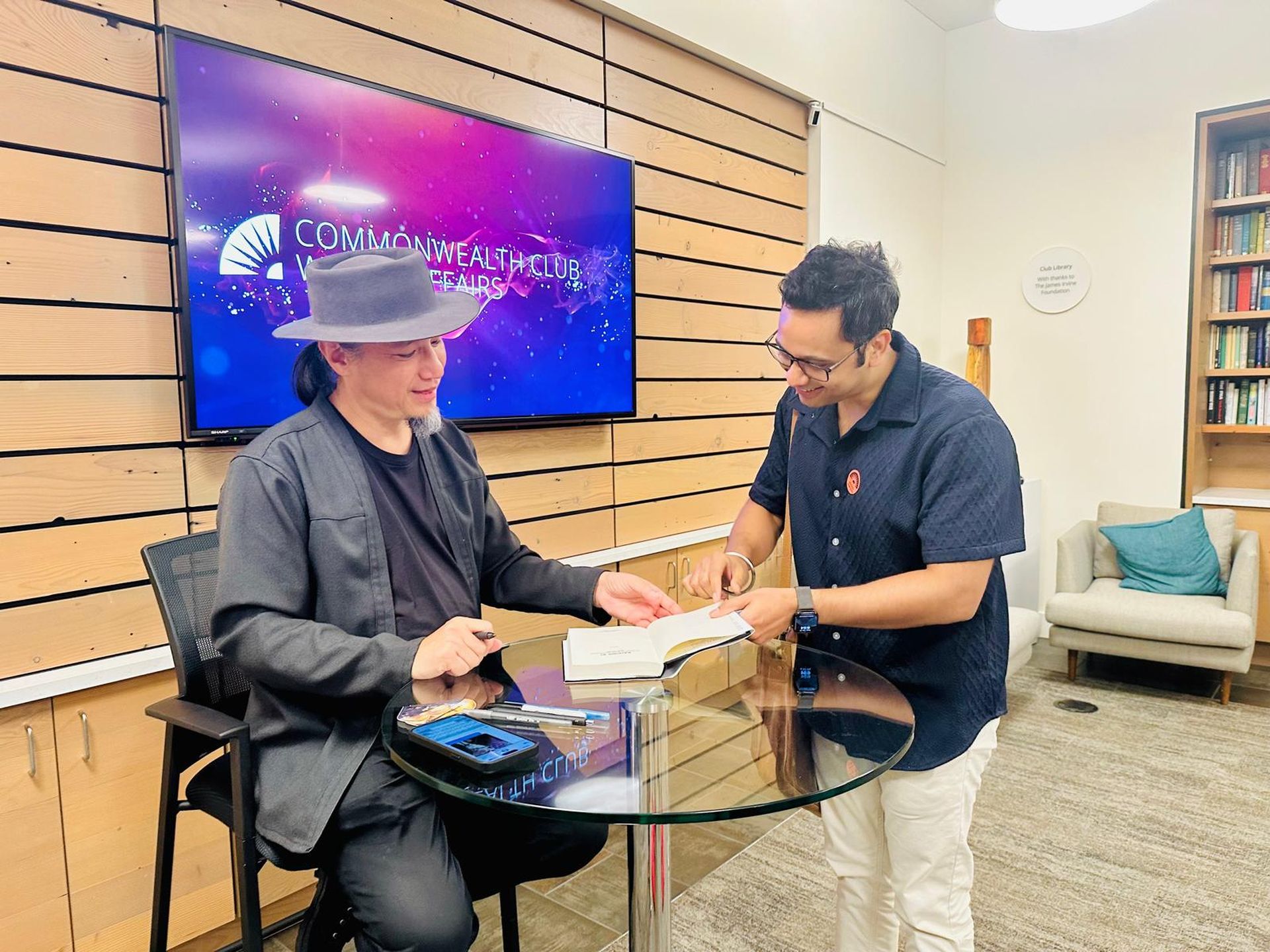 Satish με τον καθηγητή De Kai σε μια εκδήλωση