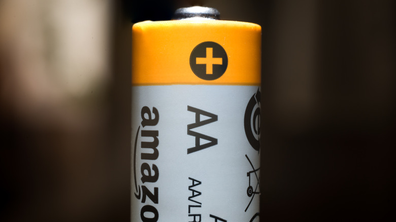 Ένα κοντινό πλάνο μιας μπαταρίας Amazon Basics.