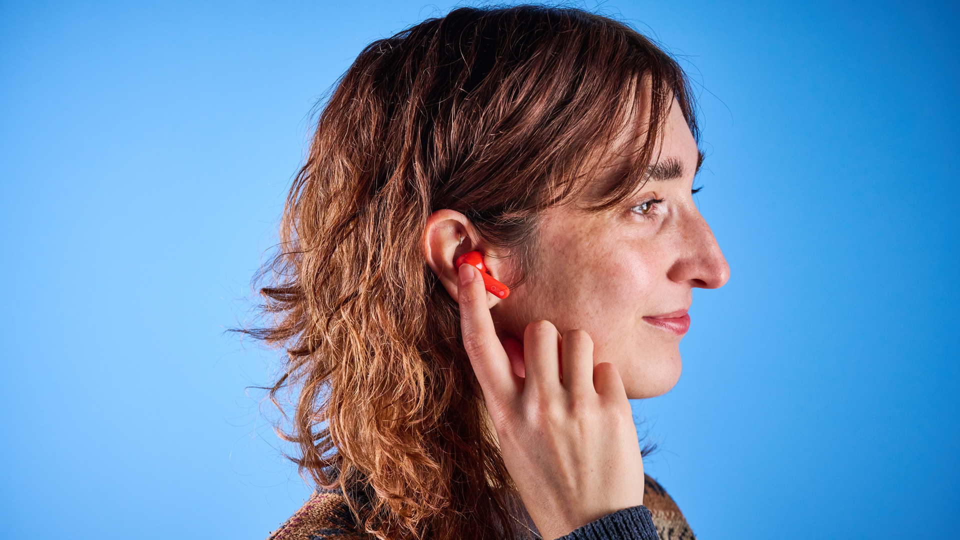 το τίποτα cmf buds pro 2 cmf από το τίποτα buds pro 2 σε έντονο πορτοκαλί που εμφανίζεται στη θήκη φόρτισης έξυπνου επιλογέα σε φόντο μπλε οδηγό Tom's