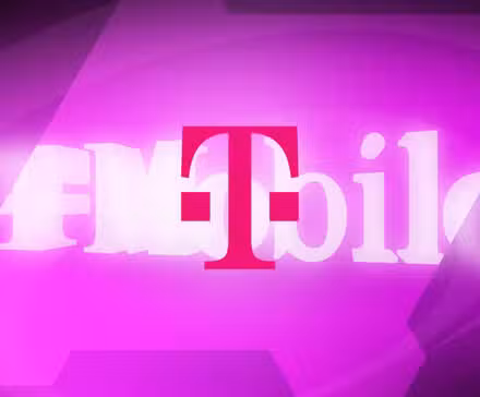 Το λογότυπο της T-Mobile σε μωβ φόντο