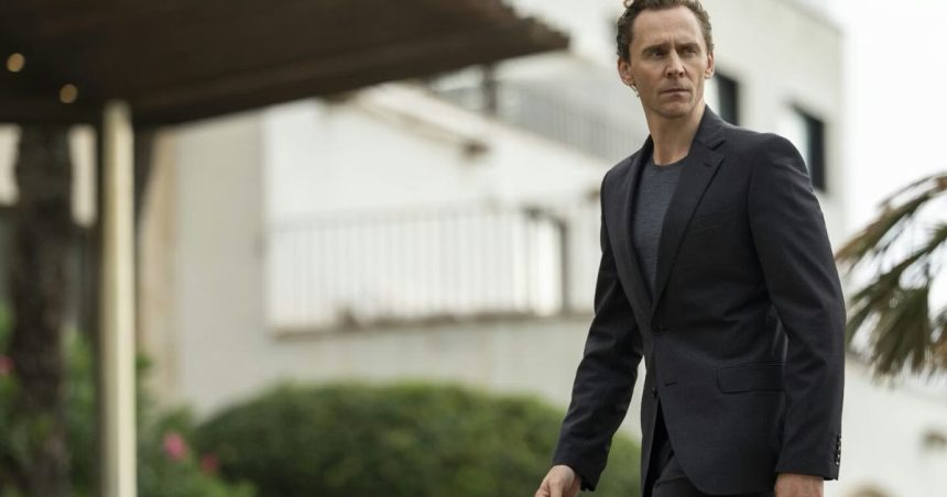 Ο Τομ Χίντλστον Επιστρέφει: Έχει η 10ετής Αναμονή Αξία; Δείτε τους Σκοτεινούς Λόγους Πίσω από την Επιτυχία του!