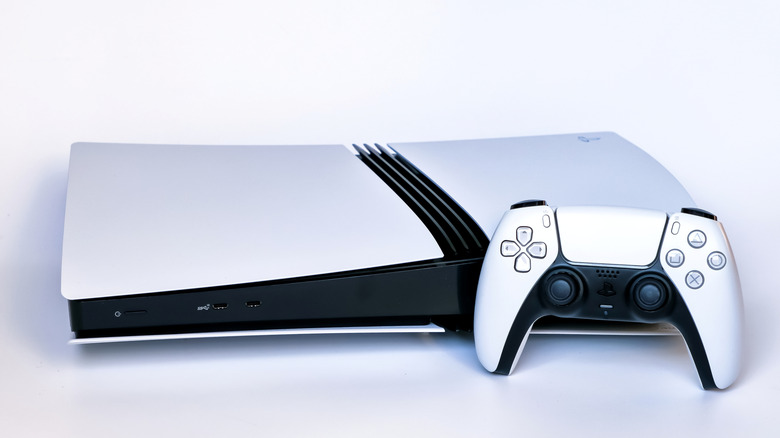 Το χειριστήριο PlayStation 5 Pro και DualSense απεικονίζονται σε λευκό φόντο.