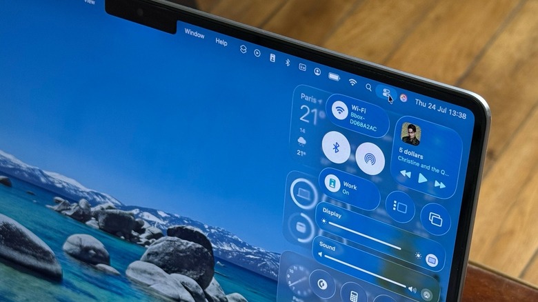 Κέντρο ελέγχου υγρού γυαλιού macOS Tahoe στο M1 Pro MacBook Pro