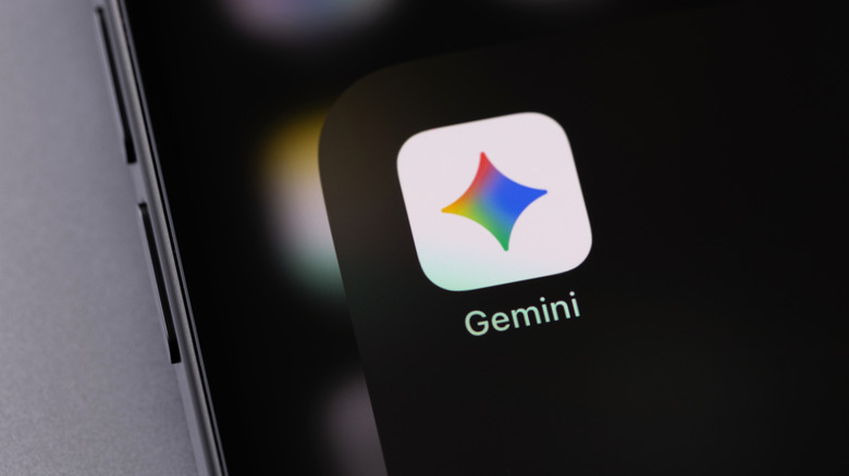 Η εφαρμογή Google Gemini εμφανίζεται σε ένα iPhone.