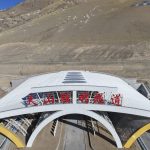 «Ανακαλύψτε το Απίστευτο Τούνελ των 22 χλμ. που "τρύπησε" τα Βουνά του Ουρανού στην Κίνα – Οι Αποστάσεις Πλέον Είναι Ιστορία!»