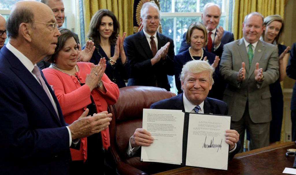 Απίστευτο: Ποιοι Κρύβονται Πίσω από το Δηλητηριώδες Τίμημα των Φορολογικών Περικοπών στις ΗΠΑ! ΗΠΑ