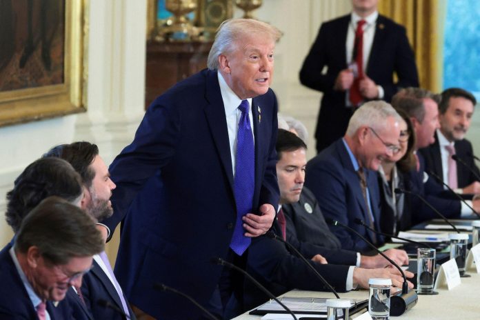 «Τραμπ και Πετρελαϊκοί Γίγαντες: Μυστική Συνάντηση στον Λευκό Οίκο για Ανεξέλεγκτες Επενδύσεις στη Βενεζουέλα!»