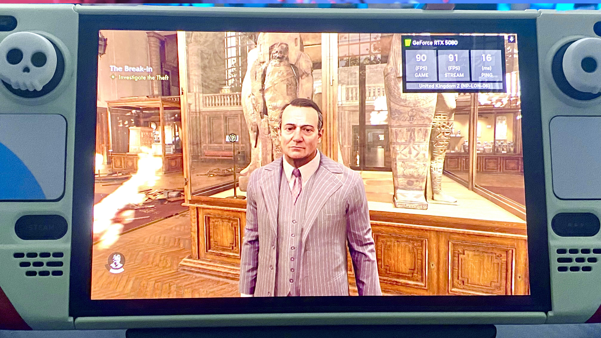 Μια σκηνή σε ένα μουσείο από τον Indiana Jones στο Steam Deck OLED παίζεται μέσω του GeForce Now