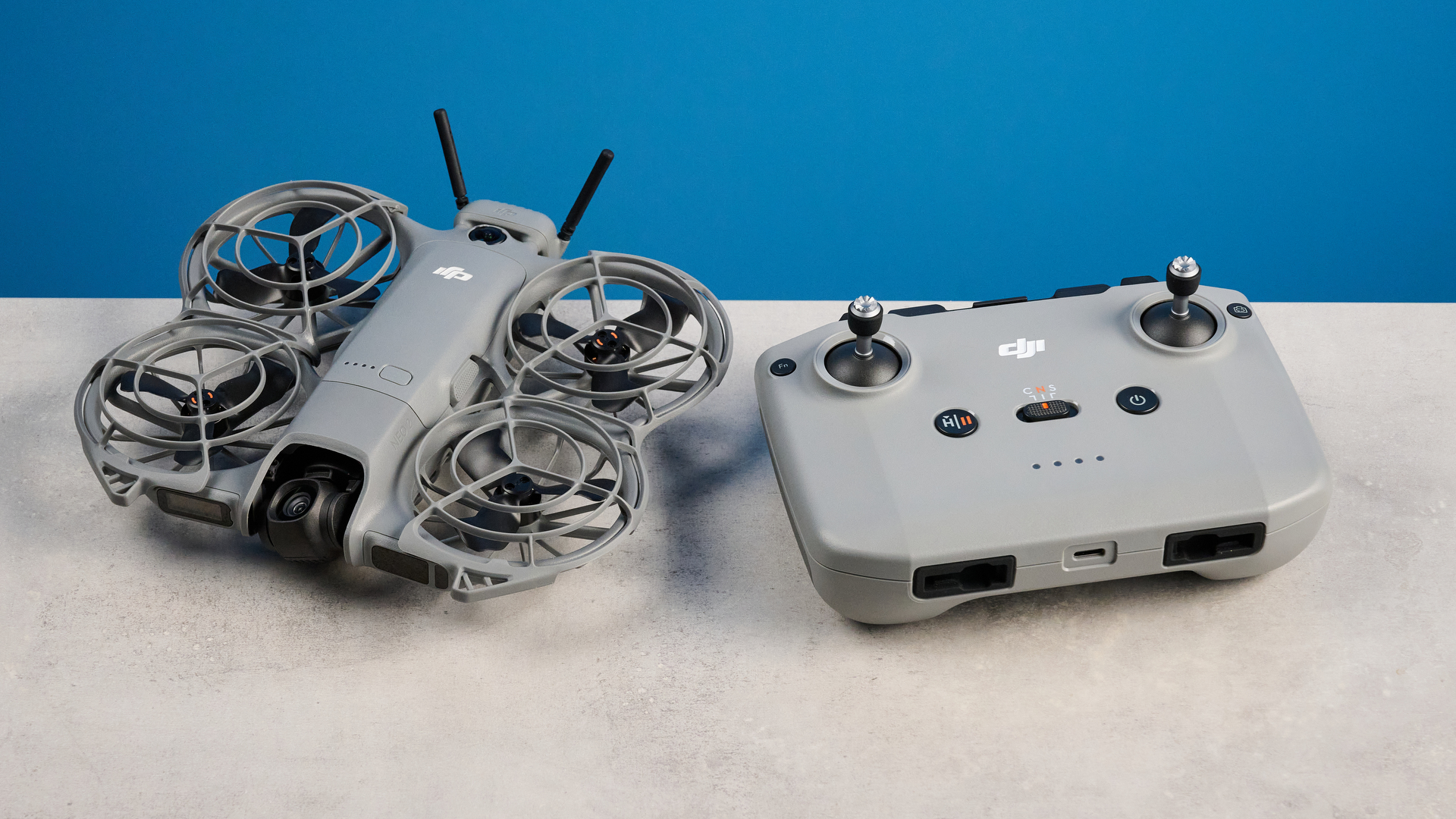 Ένα σκούρο γκρι DJI Neo 2 κάμερα drone