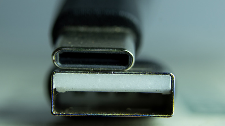 Υποδοχή USB Type-A και Type-C που φαίνονται η μία δίπλα στην άλλη